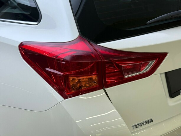 toyota-auris-elektrisitetbensin-2014-big-6