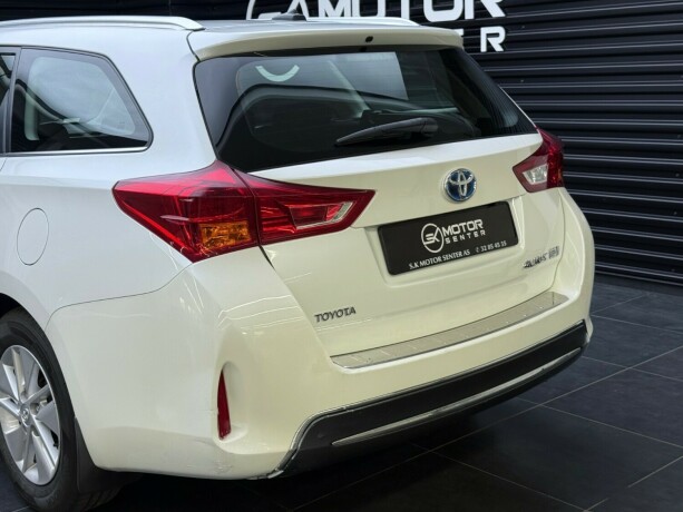 toyota-auris-elektrisitetbensin-2014-big-5