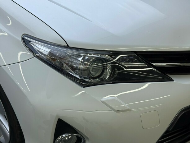 toyota-auris-elektrisitetbensin-2014-big-3