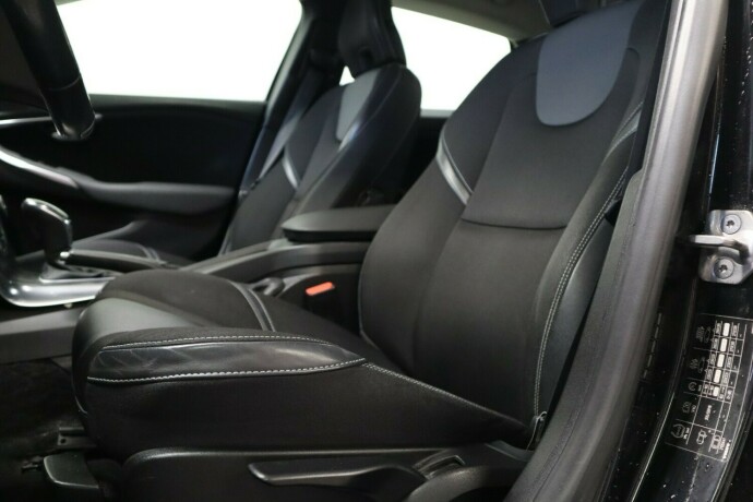 volvo-v40-diesel-2014-big-12