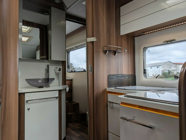 roller-team-zefiro-266p-queensbed-truma-6eh-stort-kj248leskap-midtstilt-vask-1-eier-siden-ny-diesel-2014-big-43
