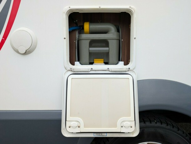 roller-team-zefiro-266p-queensbed-truma-6eh-stort-kj248leskap-midtstilt-vask-1-eier-siden-ny-diesel-2014-big-12