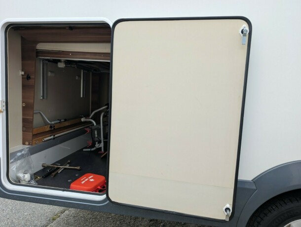 roller-team-zefiro-266p-queensbed-truma-6eh-stort-kj248leskap-midtstilt-vask-1-eier-siden-ny-diesel-2014-big-9