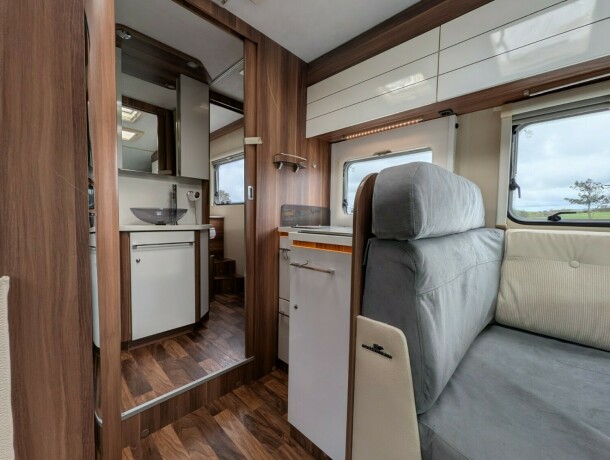 roller-team-zefiro-266p-queensbed-truma-6eh-stort-kj248leskap-midtstilt-vask-1-eier-siden-ny-diesel-2014-big-42