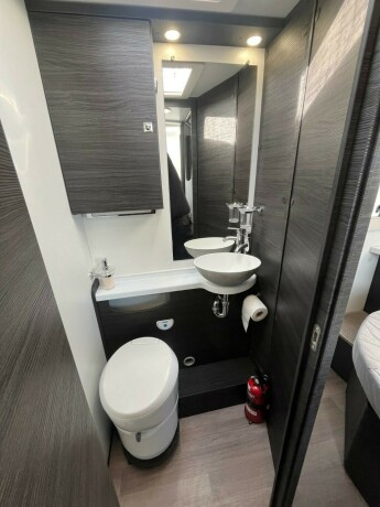 benimar-mileo-297-queensbed-senkeseng-9-trinn-automat-23-160hk-truma-med-elektrisk-vinterpakke-diesel-2021-big-67