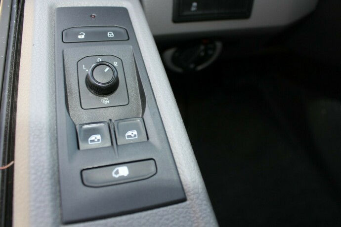 volkswagen-transporter-diesel-2020-big-11