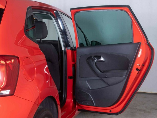 volkswagen-polo-bensin-2011-big-12