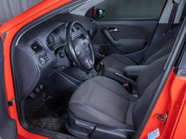 volkswagen-polo-bensin-2011-big-34