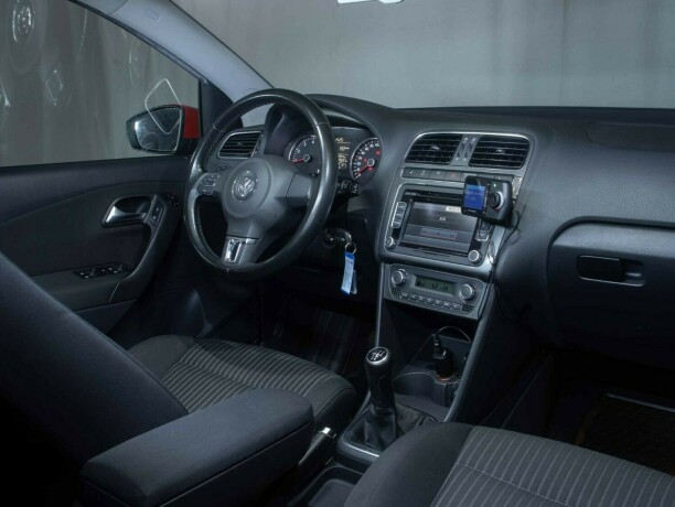 volkswagen-polo-bensin-2011-big-18