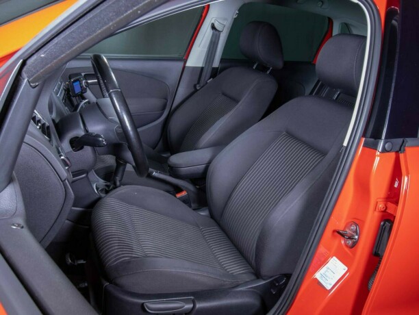 volkswagen-polo-bensin-2011-big-33