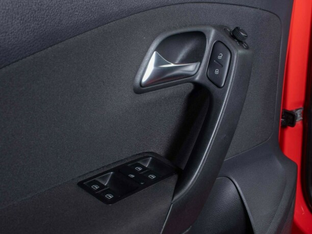 volkswagen-polo-bensin-2011-big-20