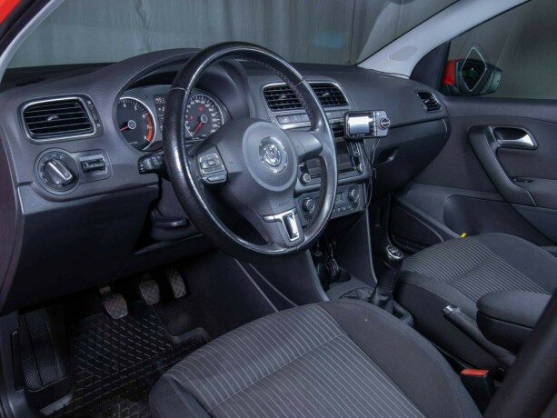 volkswagen-polo-bensin-2011-big-35
