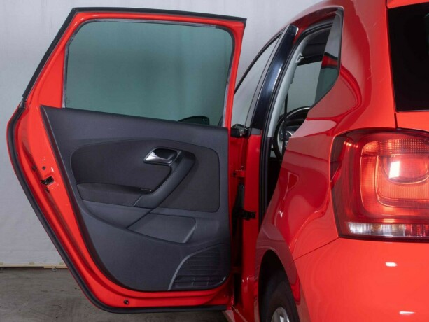 volkswagen-polo-bensin-2011-big-30