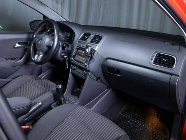 volkswagen-polo-bensin-2011-big-17