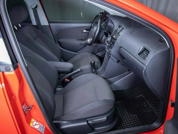 volkswagen-polo-bensin-2011-big-16
