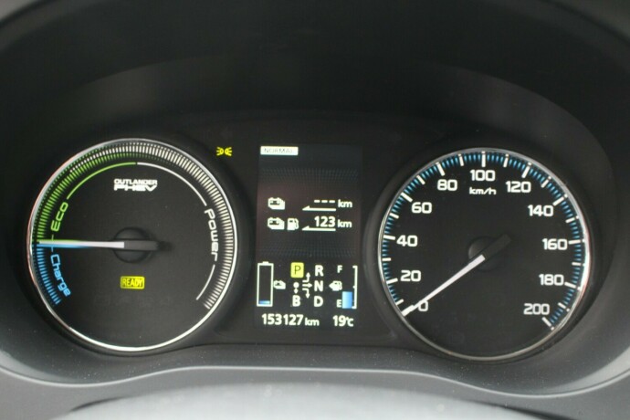 mitsubishi-outlander-elektrisitetbensin-2015-big-8