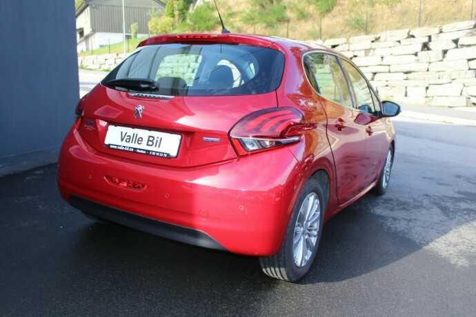 peugeot-208-bensin-2016-big-3
