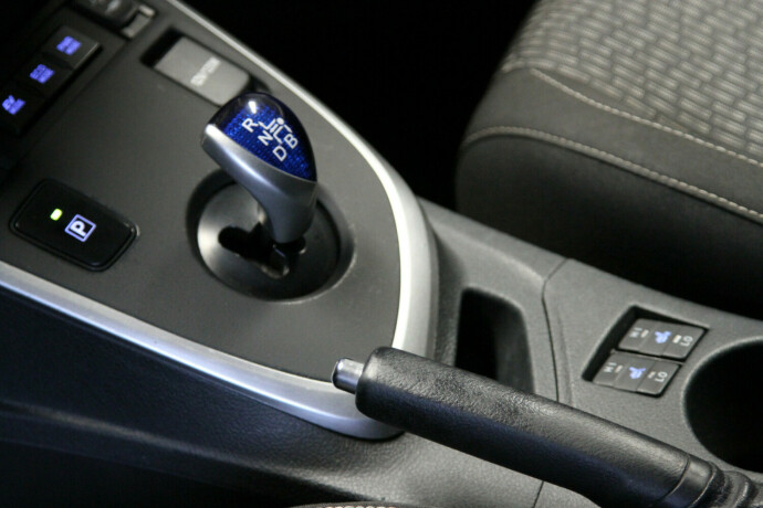 toyota-auris-elektrisitetbensin-2014-big-11