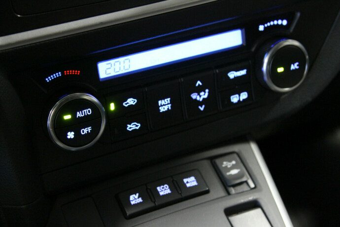 toyota-auris-elektrisitetbensin-2014-big-10
