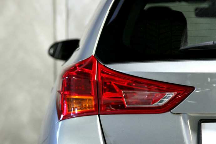 toyota-auris-elektrisitetbensin-2014-big-19