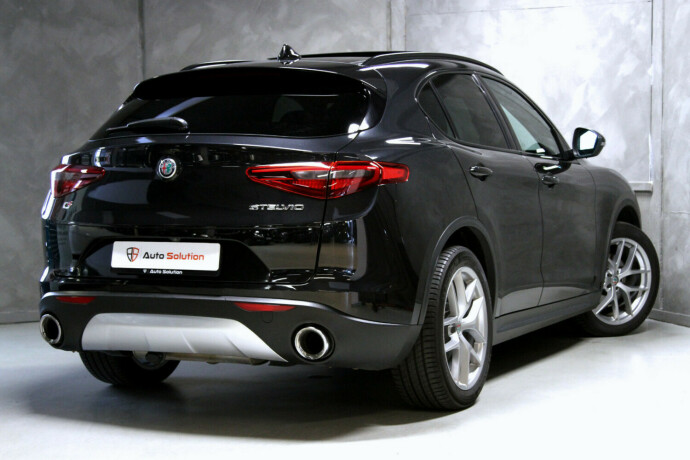 alfa-romeo-stelvio-bensin-2018-big-1