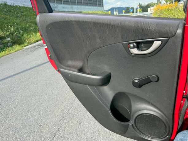 honda-jazz-bensin-2010-big-14