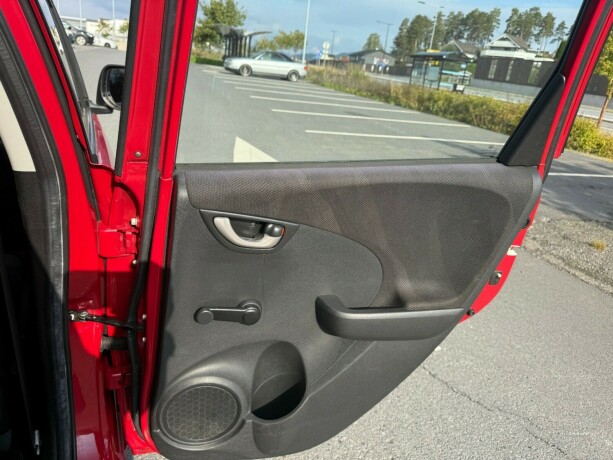 honda-jazz-bensin-2010-big-10